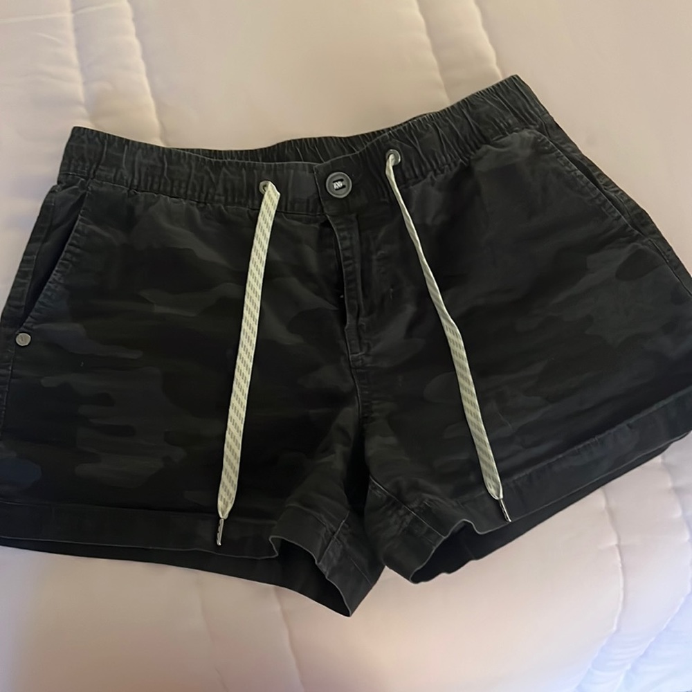 Vuori sz S black and grey camo organic cotton shorts grey out elastic waist